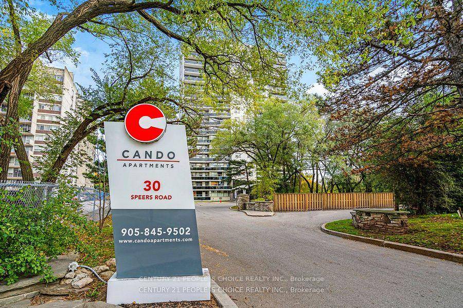 Bright amp ; spacious renovated 2br apartment in a family friendly rental building located in Oakville !
