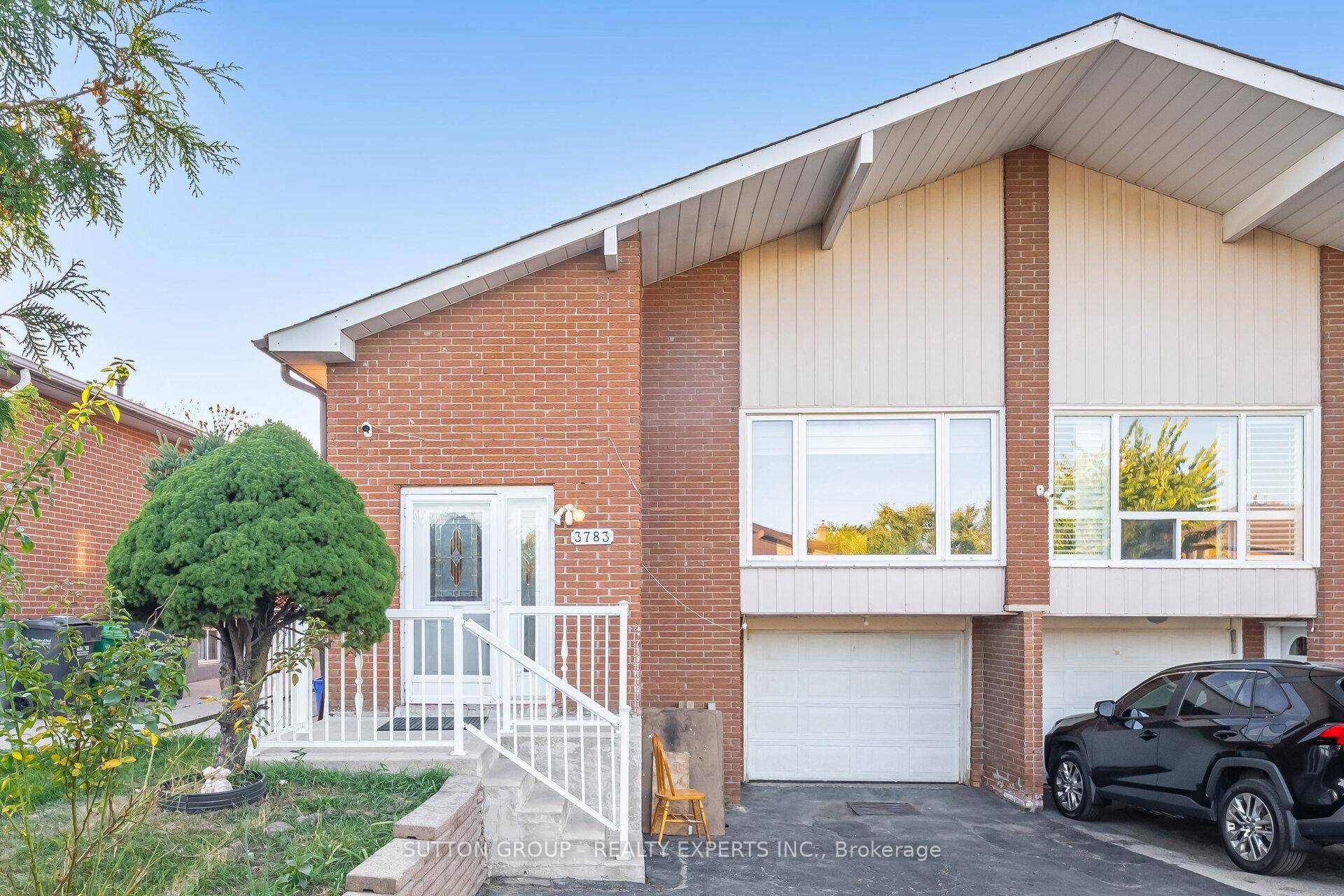 Gorgeous 4 bedrooms 5 level backsplit home !