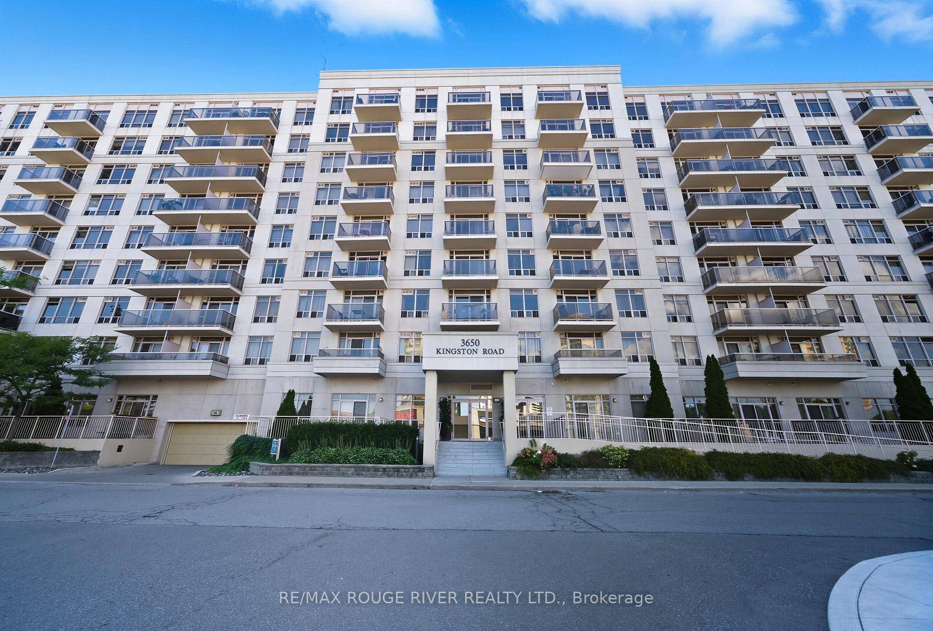 SPECTACLUAR 2 1 PENTHOUSE CONDO with great west view and 9ft ceilings, Private Balcony.