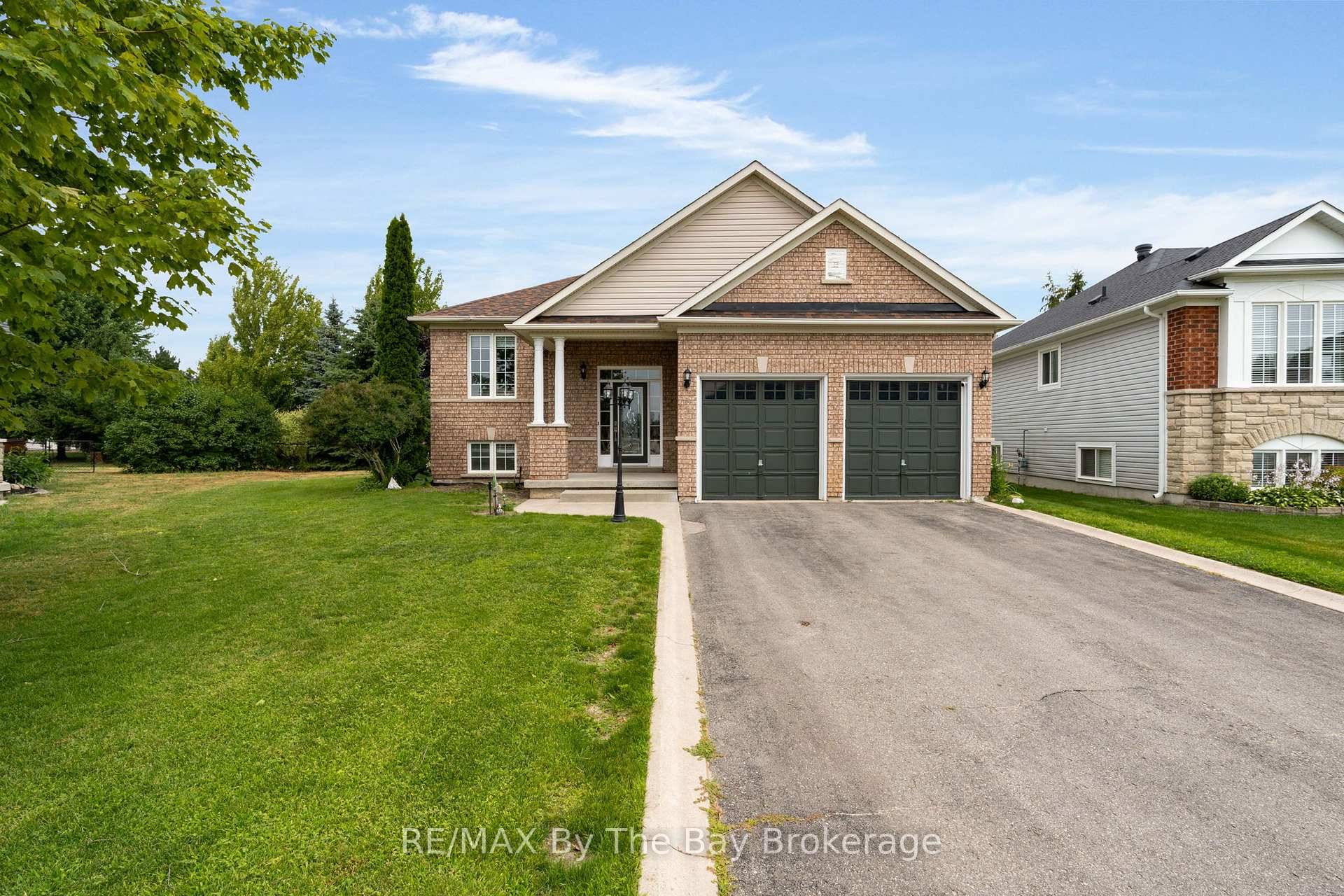 Welcome Home to 35 Northwood Drive Located In Wasaga Beach !