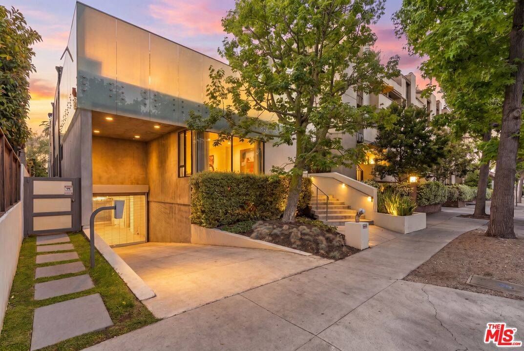 732   Huntley Dr 3BR Sunset Strip La