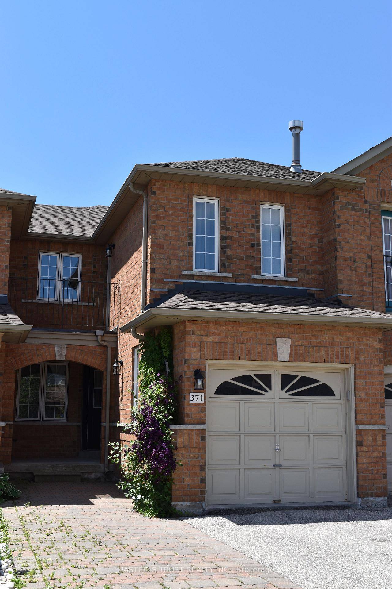 Welcome to 371 Ravineview Way a cozy, family friendly freehold townhome in a quiet, safe Oakville neighbourhood.