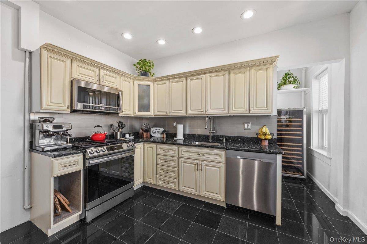 Stylish NYC SOHO style apartment in Downtown New Rochelle.