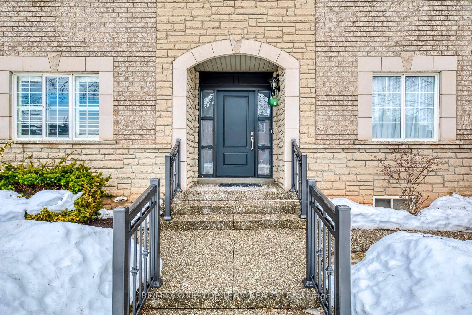 Welcome to this stunning 4 bedroom, 4 bathroom semi detached home in the highly sought after West Oak Trails community.