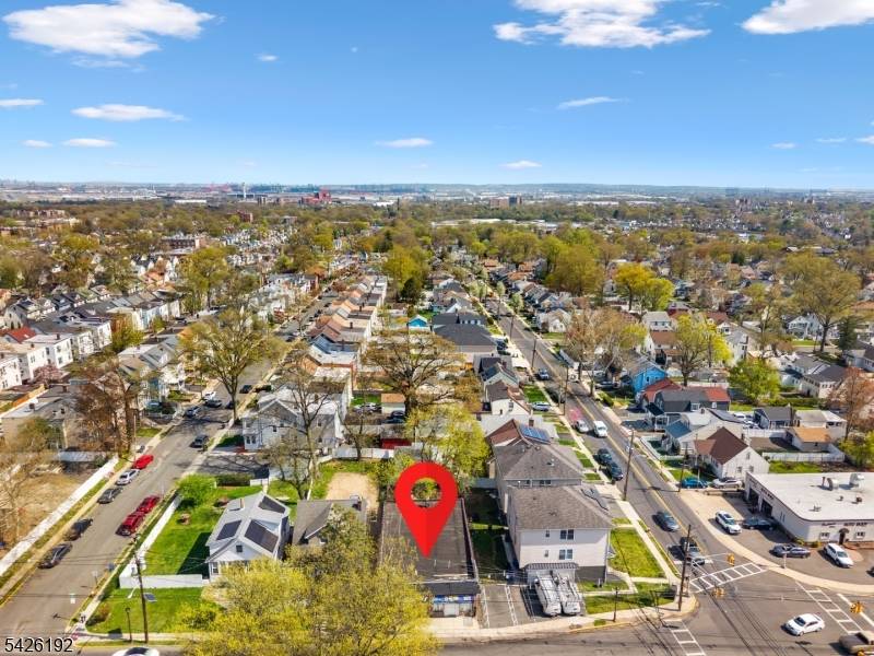 Own the vibe at 1553 Summit Ave 1553 !