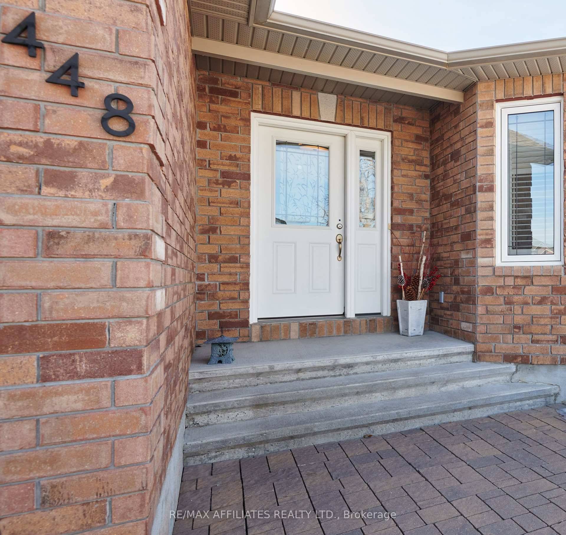 Welcome to this stylish, detached Neilcorp bungalow situated in the highly sought after Riverfront Estates in Almonte.