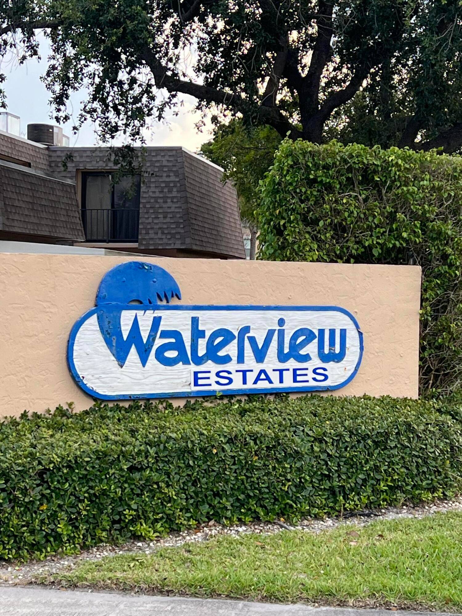 PERFECT HOME TO LIVE. TWO STORY TOWNHOUSE, REALLY NICE AND QUITE PLACE, TENNIS COURT, BASKETBALL COURT AND POOL NEW ROOF, CONVENIENT AND CLOSE TO ALL SHOPPING, SCHOOLS, PARKS AND EASY ...