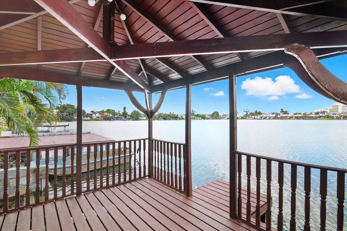 Must see Lake front townhouse in the heart of West Hialeah !