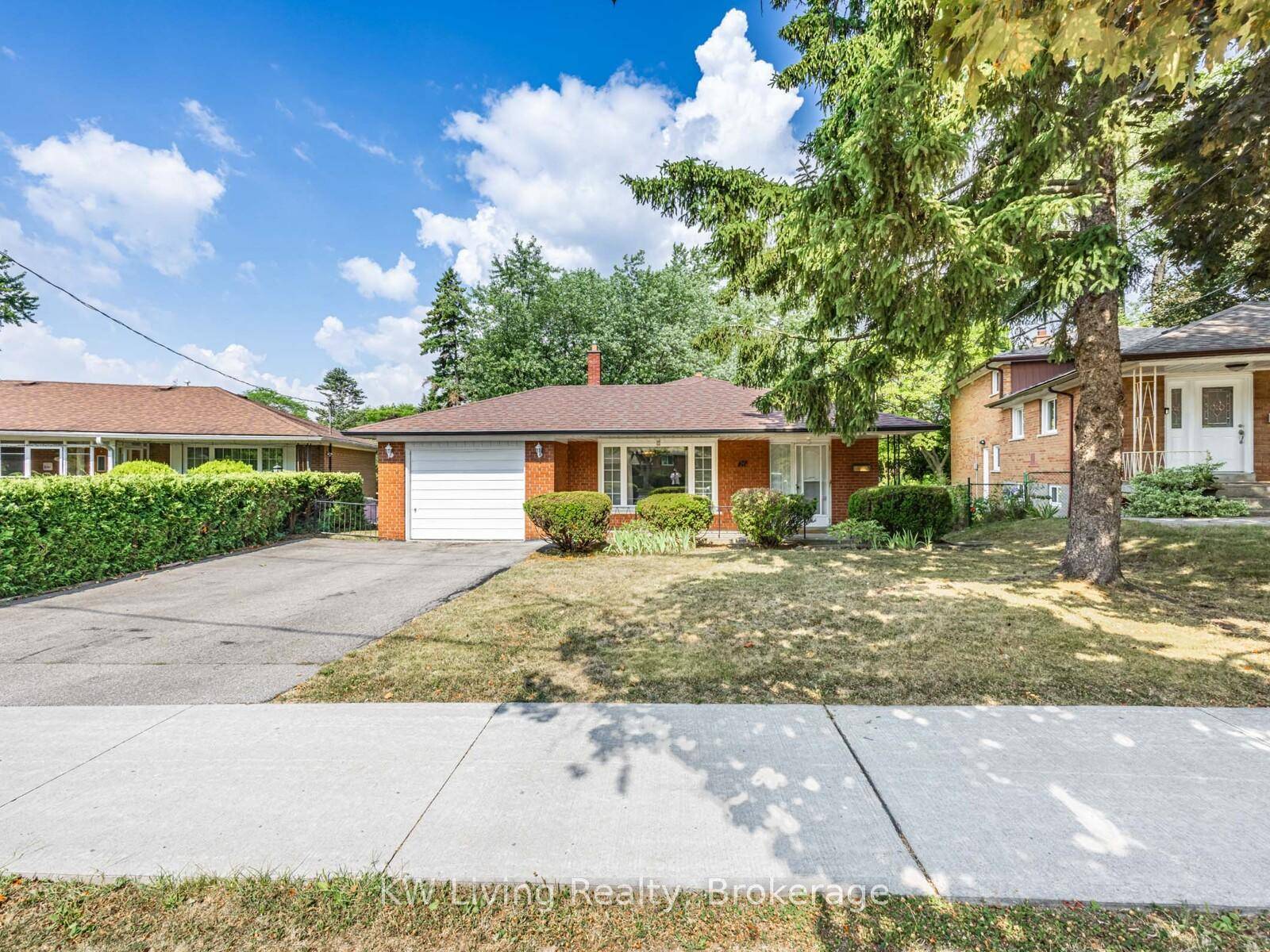 Immaculate and beautifully maintained back split detached house situated on a spacious, landscaped lot on a quiet street in prime Don Valley Village !