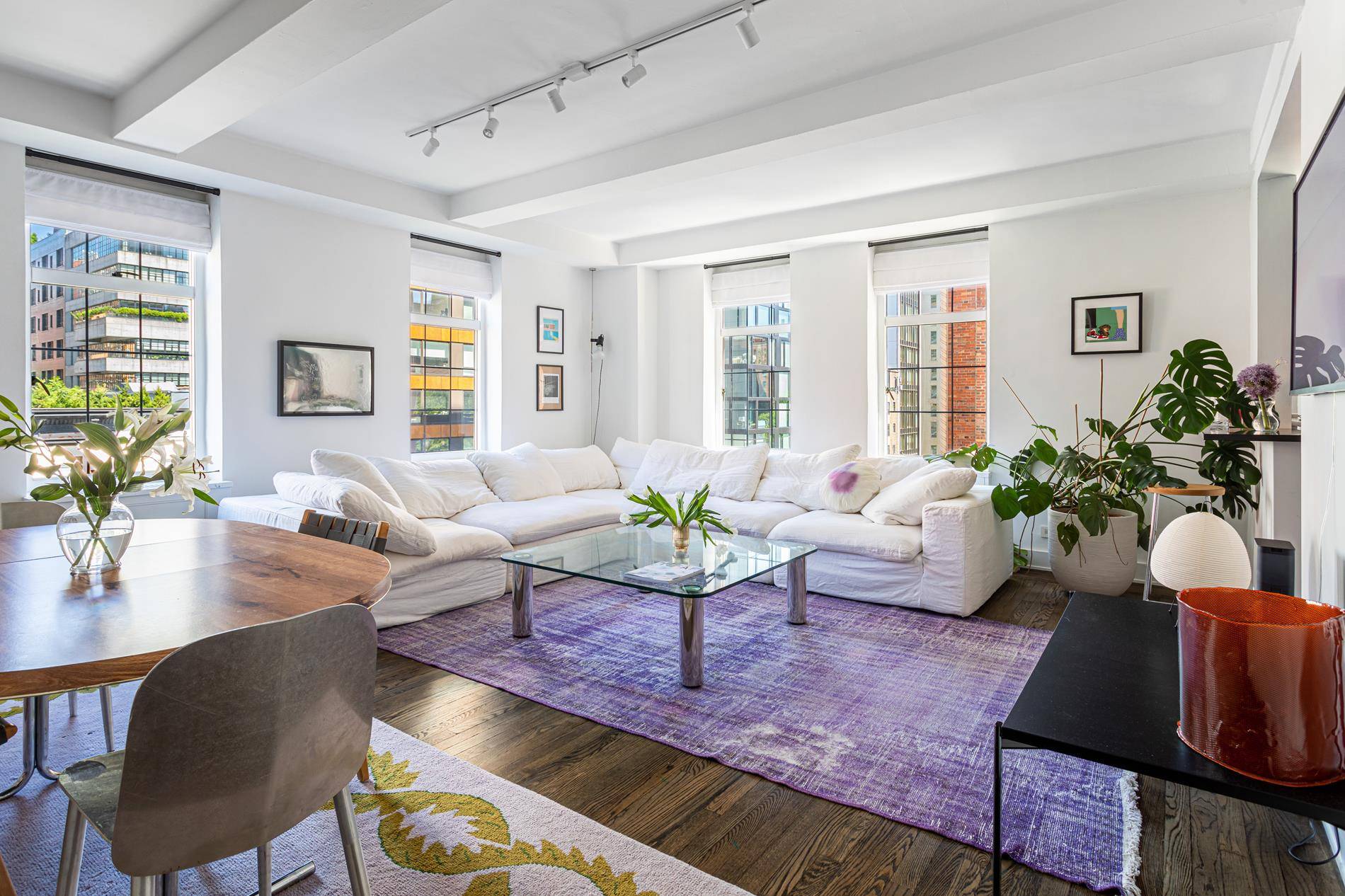 Located in the storied Towers at London Terrace, this rarely available corner one bedroom is situated on the sixth floor with both northern and western exposures.
