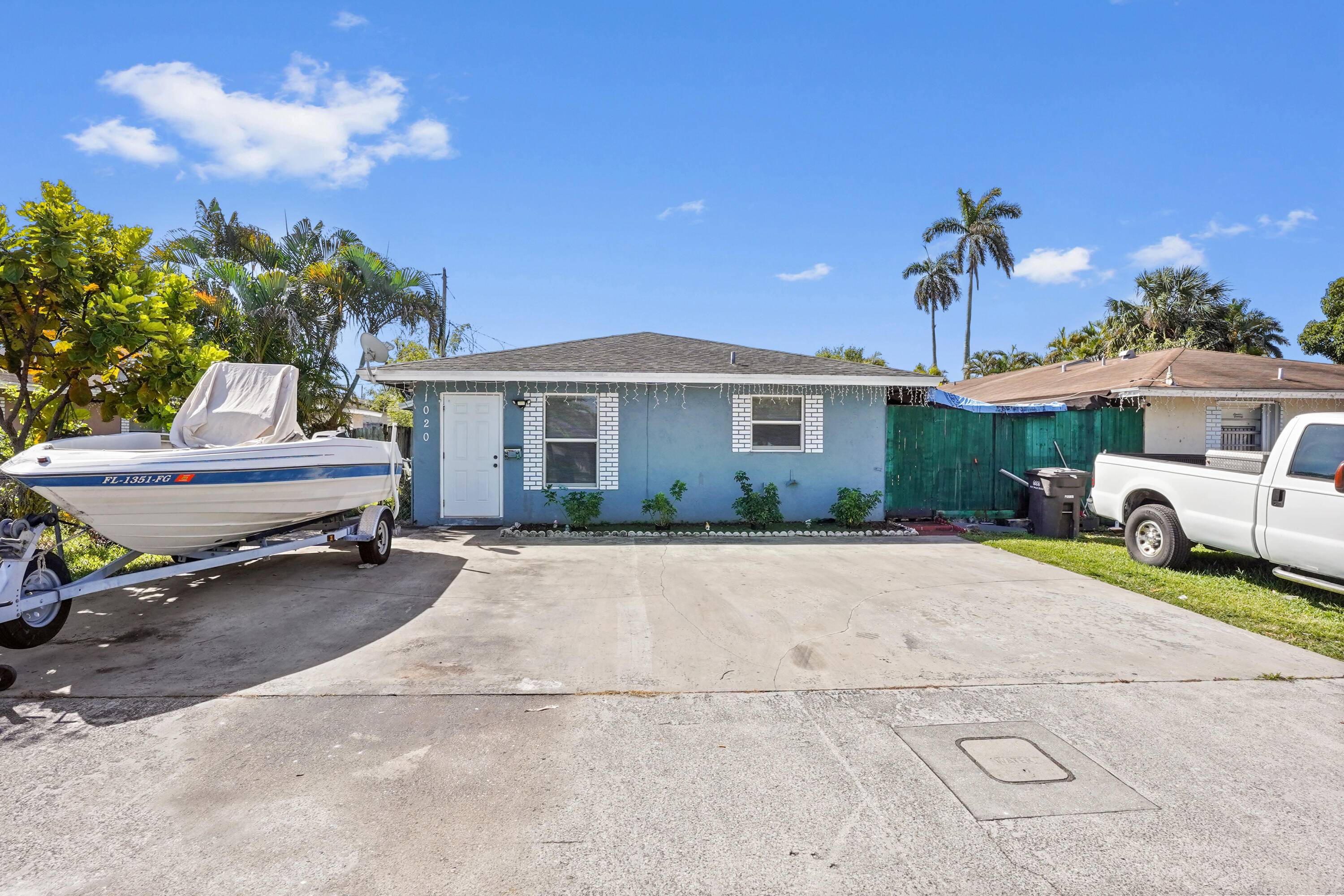 Don't miss this incredible opportunity to own a duplex, perfect for generating passive income !