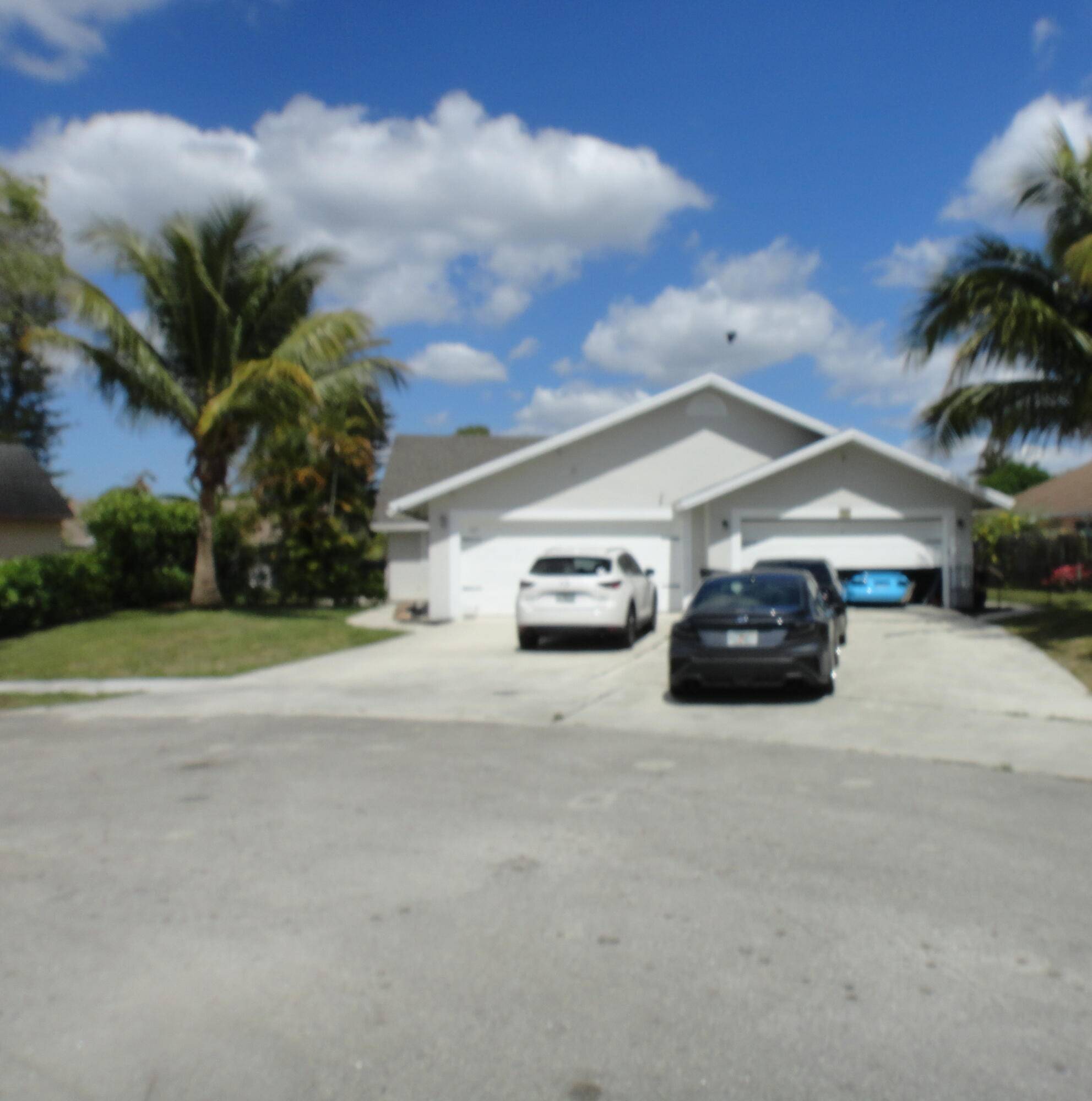 BEAUTIFUL DUPLEX IN WELLINGTON, NEW ROOF, BACK YARD, BOTH SIDES HAVE 2 BEDROOMS DEN, 2 BATHS, 2 CAR GARAGE, ONE SIDE HAVE NEW A C, NEW RANGE, NEW DISHWASHER,, FRESHLY ...