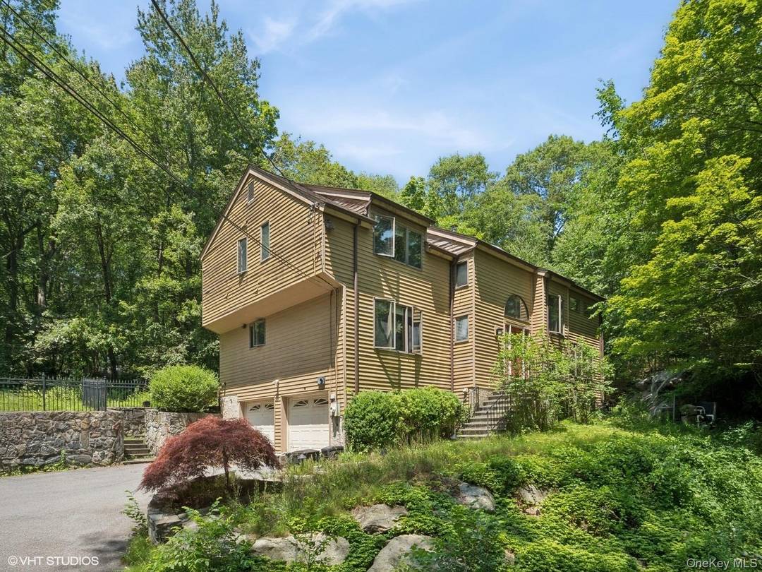 Tucked away on a quiet, wooded lane, this contemporary retreat is all about the setting private, peaceful, and naturally dramatic.