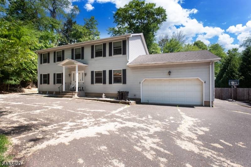 Custom built and filled with potential, this spacious 4 Bedroom home is located at the end of a cul de sac and offers quality construction, generous room sizes, and endless ...