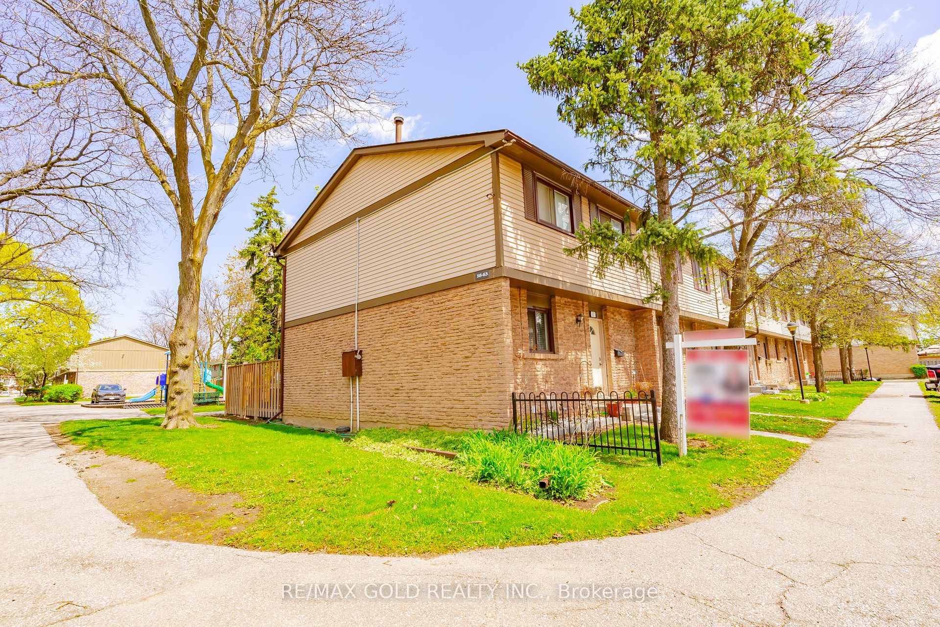 Beautiful Well Maintained Corner Unit Like a Semi Full of Natural Light In Family Neighbourhood with 2 PARKING SPOTS VERY RARE amp ; NO HOUSE AT THE BACK Features Bright ...