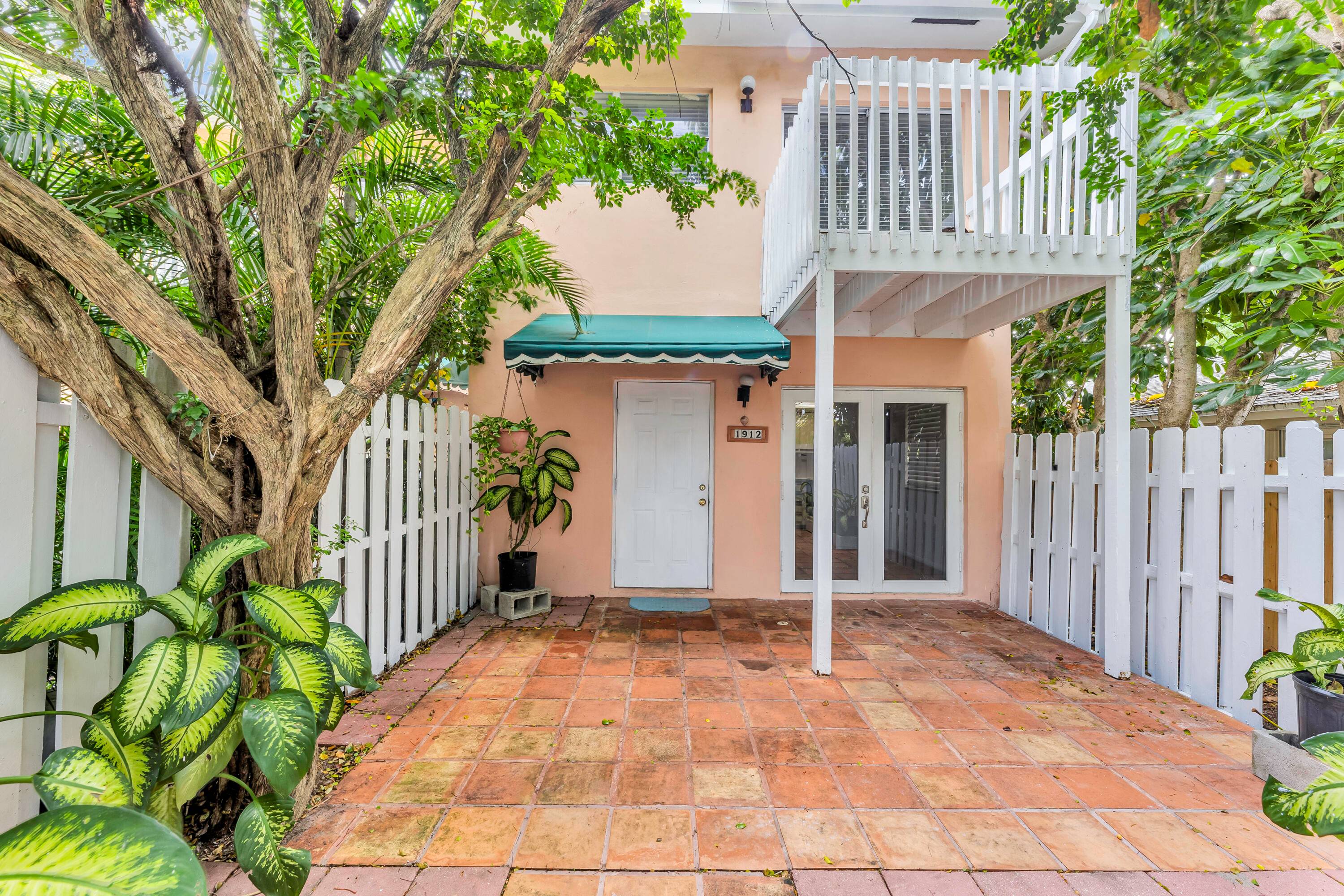 ARE YOU LOOKING FOR A BEACHY, COZY COMMUNITY W A LOW HOA !
