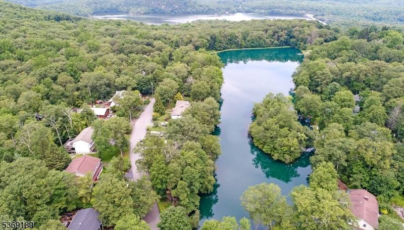 Welcome to your new home in the scenic and tranquil Lake Riconda community !