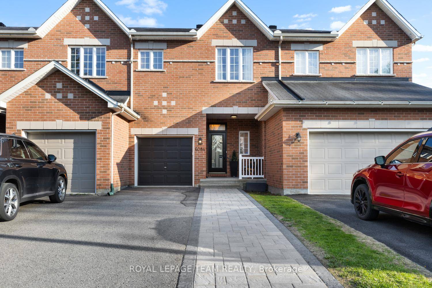 Welcome to this beautifully maintained Urbandale townhome in a family friendly neighborhood just steps from parks, schools, shops, and the Limebank LRT station.
