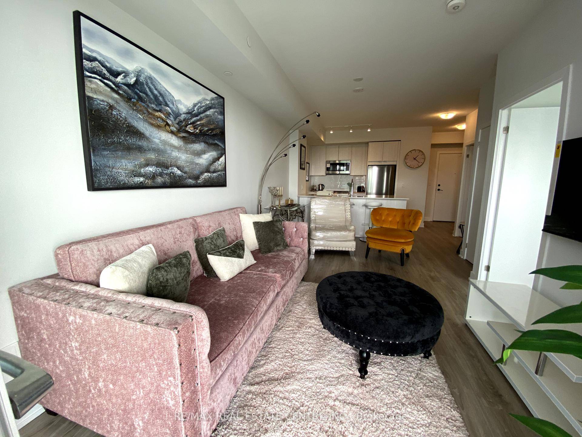FULLY FURNISHED apartment located in the heart of Square One, this modern 1 bed, 1 bath condo comes with elegant de cor and high end finishes.