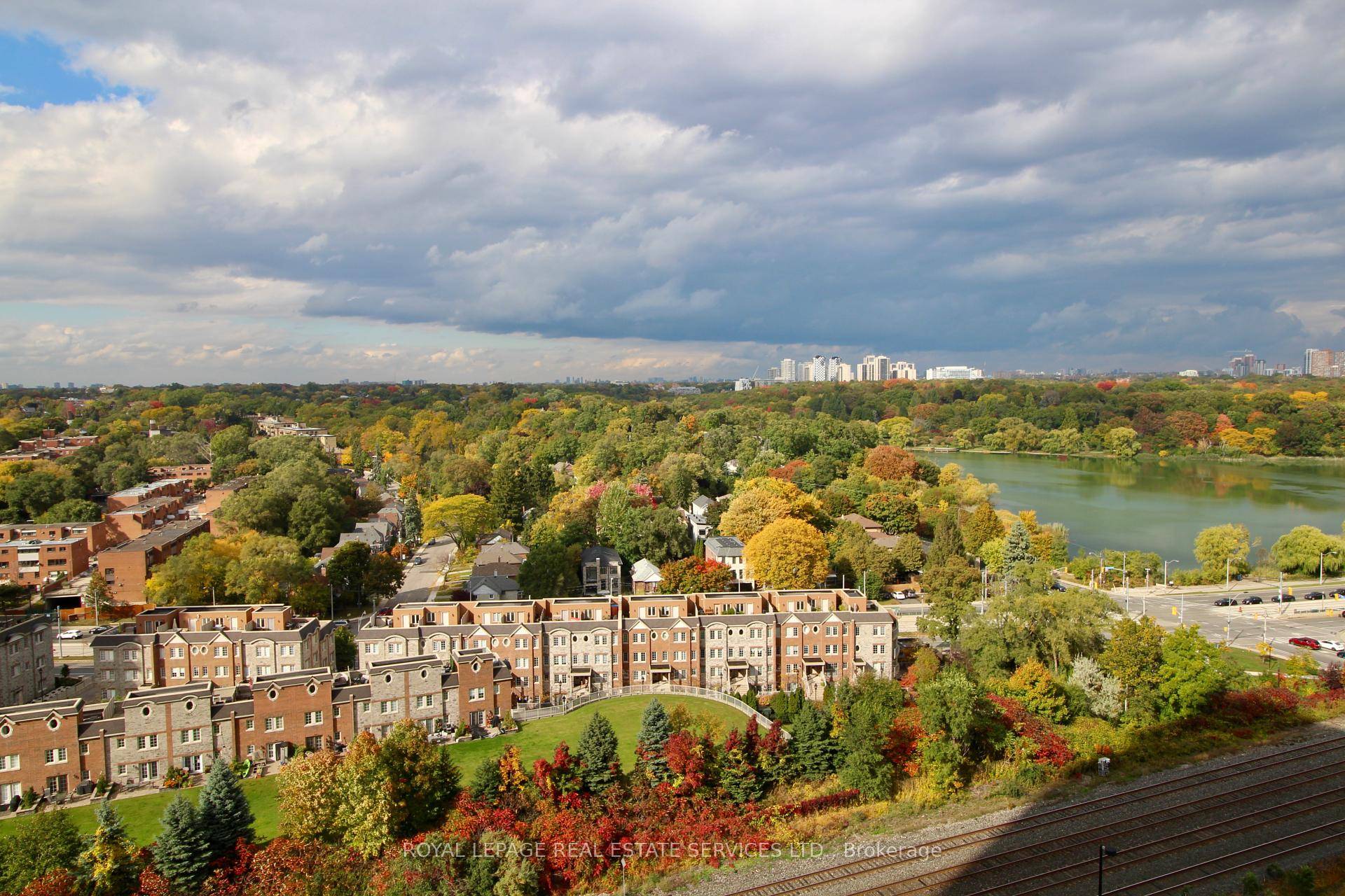 Perfectly designed, this hip urban space along the lake shore offers everything you need.
