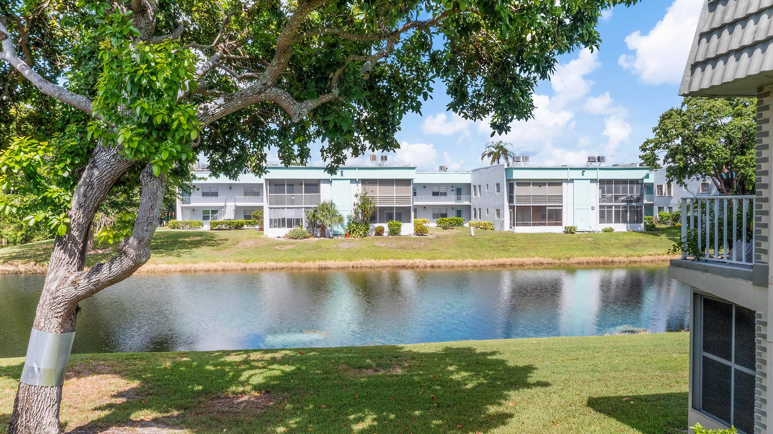 Bright Spacious 2BR 2BA Corner Unit in Kings Point !