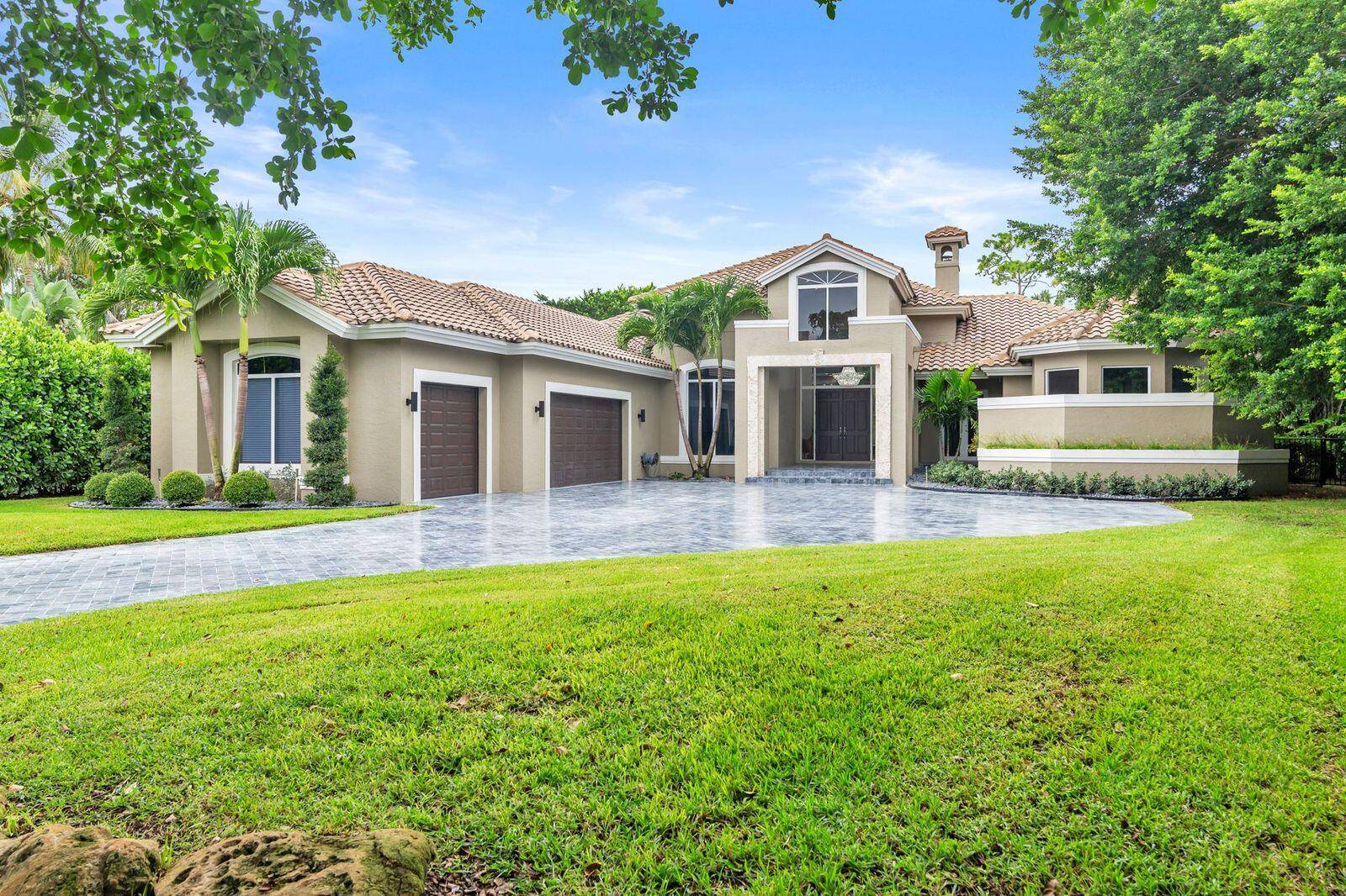 Turn key private on a pristine lot in Breakers West.