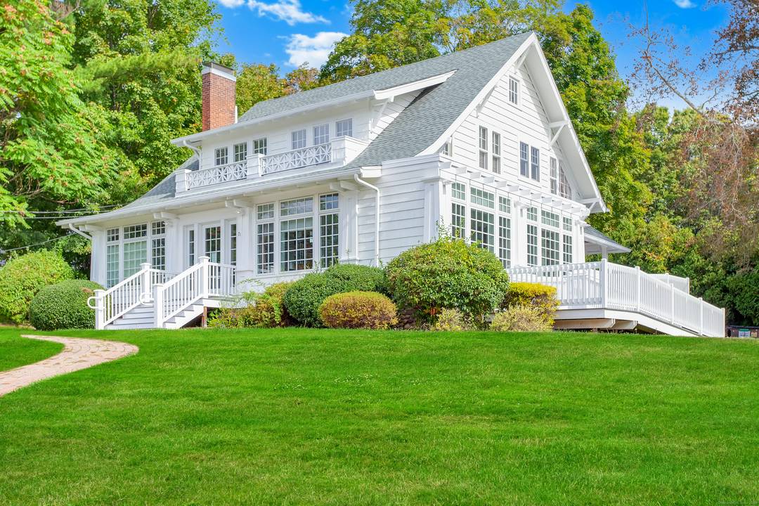 LOCATED ONE BLOCK FROM THE BRANFORD TOWN GREEN !