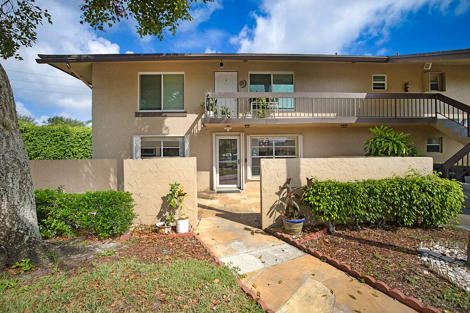 Beautifully Updated First Floor Condo in Desirable Palm Greens !
