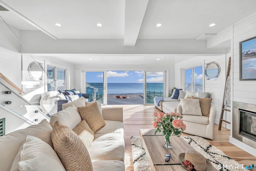 Direct Sandy Beachfront !