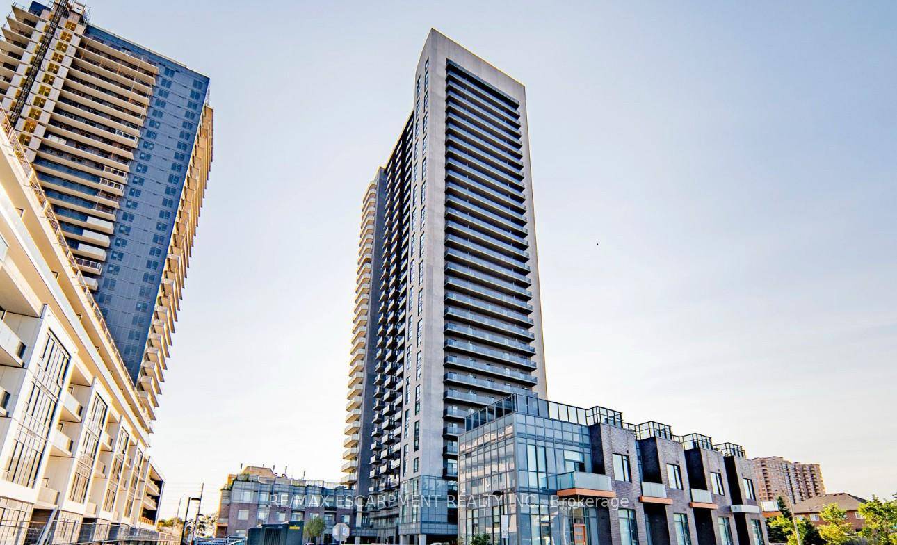 Stunning 1 Den, 2 bath condo at 8 Nahani Way, Mississauga !
