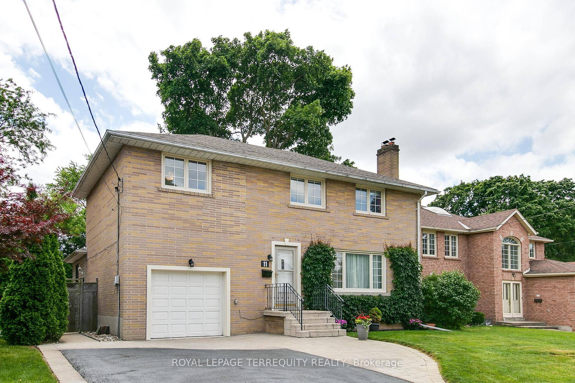 Welcome to 11 Urbandale, located in the prestigious East Newtonbrook community.