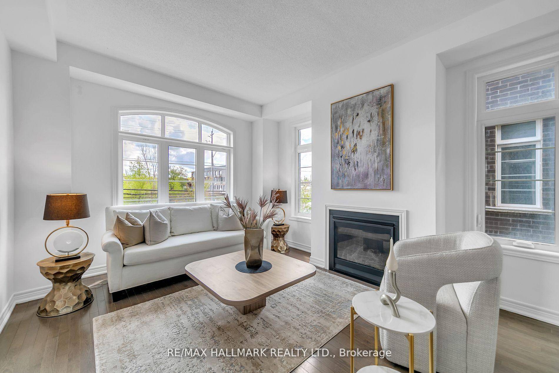 Luxurious Freehold End Unit Townhouse nestled in the prestigious Oak Ridges community.