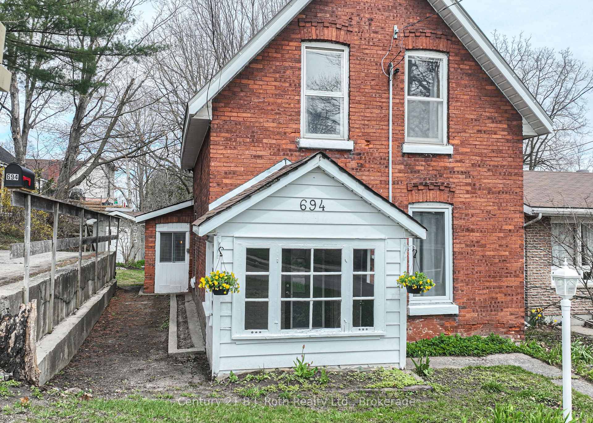 Charming 3 bedroom home located in a convenient area just minutes from shopping and the waterfront.