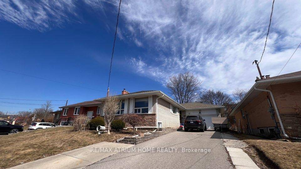 Close to Finch Subway Station, 42 98 Bus Stop right at the Doorstep, Close to Park, Grocery Stores, Restaurants, Transportation