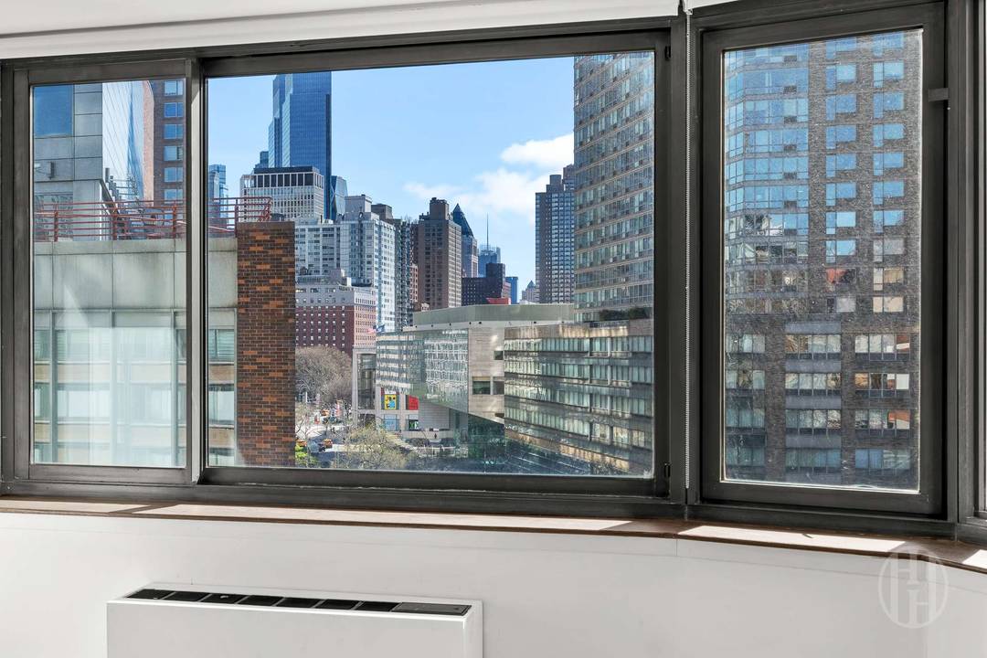 This impressive 1 bedroom home enjoys spectacular sunlight and city views from large south and west facing wraparound windows.