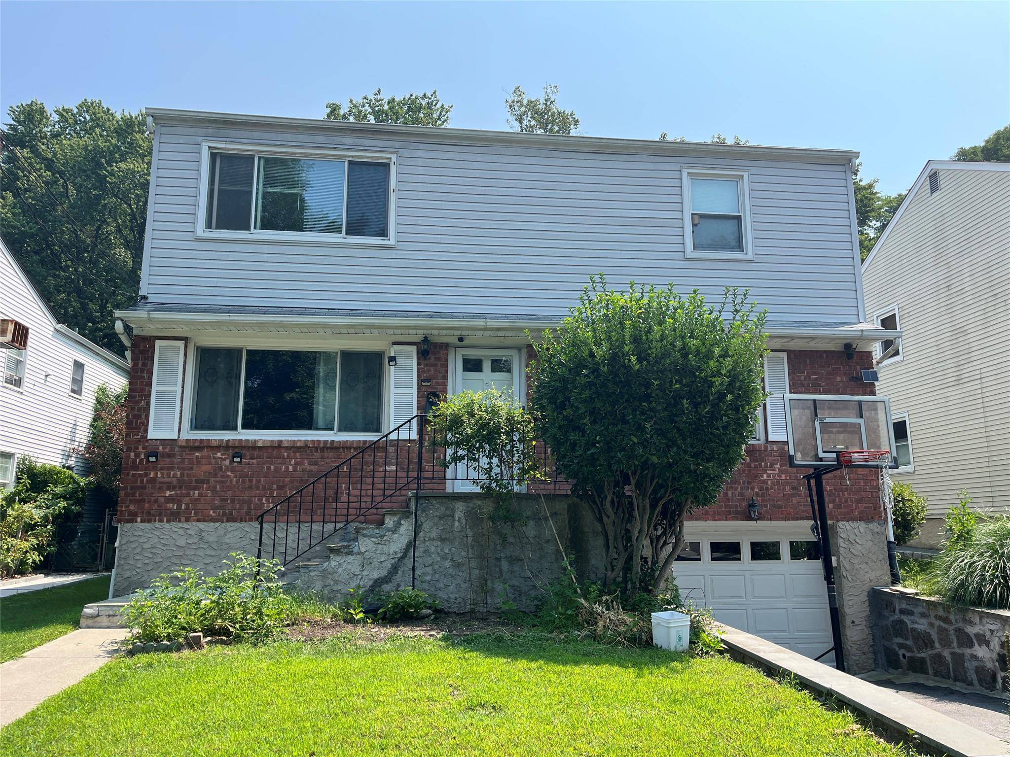 This is a beautiful big apartment on the second floor with 3 bedrooms and 1 bathroom, the house is in Ardsley, which has a really good school up to high ...