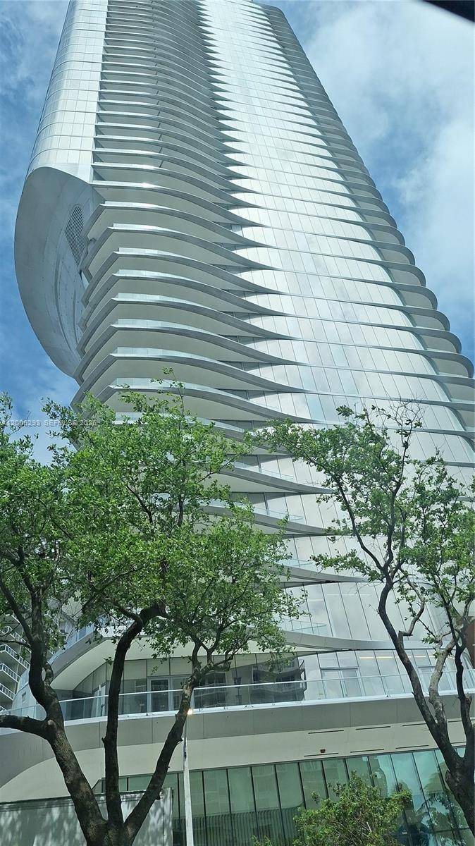 Architectural Design and Inspiration Una Residences, developed by OKO Group and Cain International, takes inspiration from classic yacht design, featuring sweeping curves and a reflective glass fac ade that maximizes ...