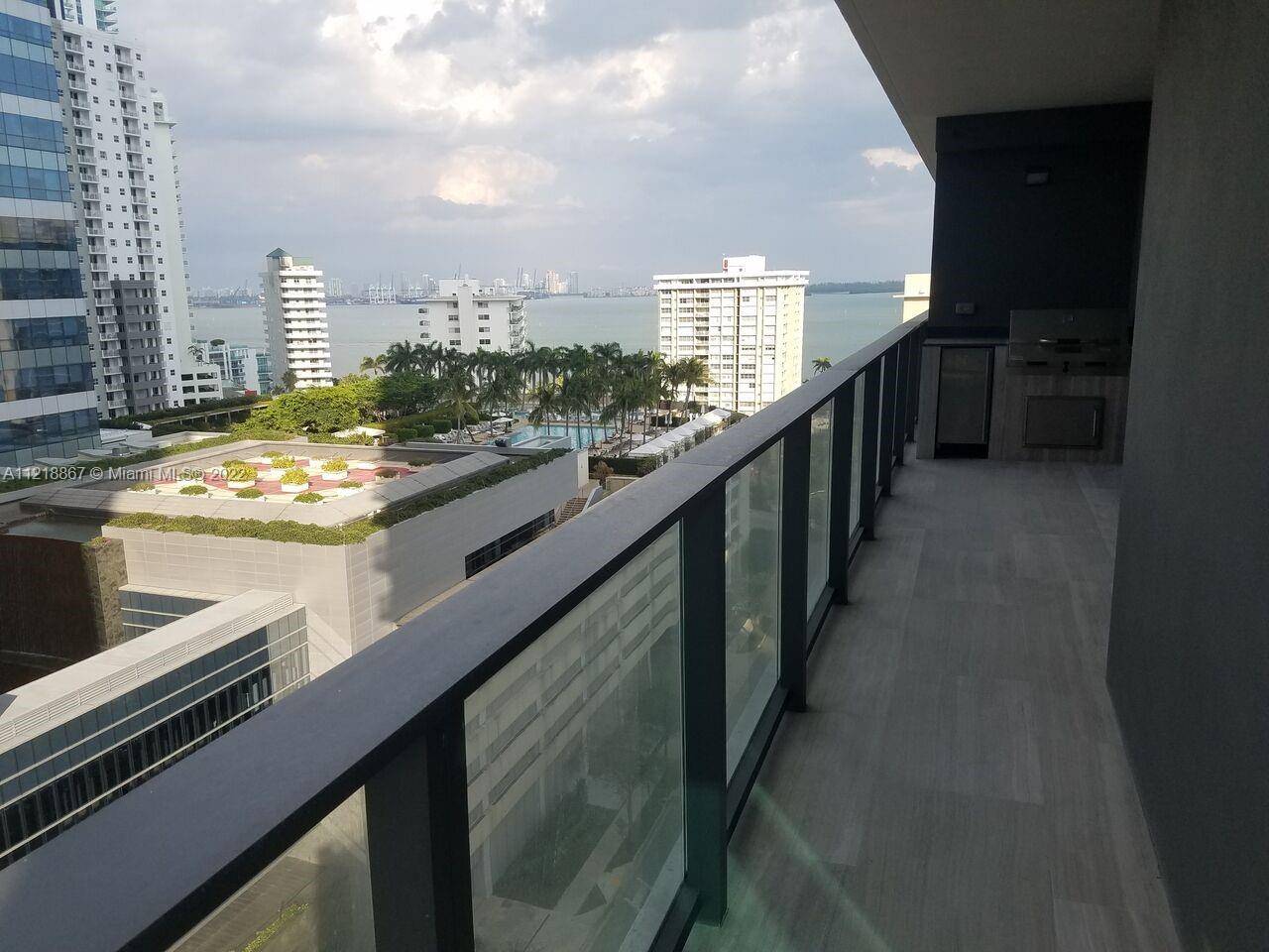 Spectacular 1 Bed 1. 5 Bath corner residence at Echo Brickell, a boutique residential high rise in the epicenter of Miami s fastest growing metropolitan neighborhood, located on the East ...