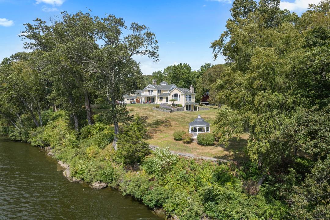 Luxury waterfront estate on the Connecticut River with 2.