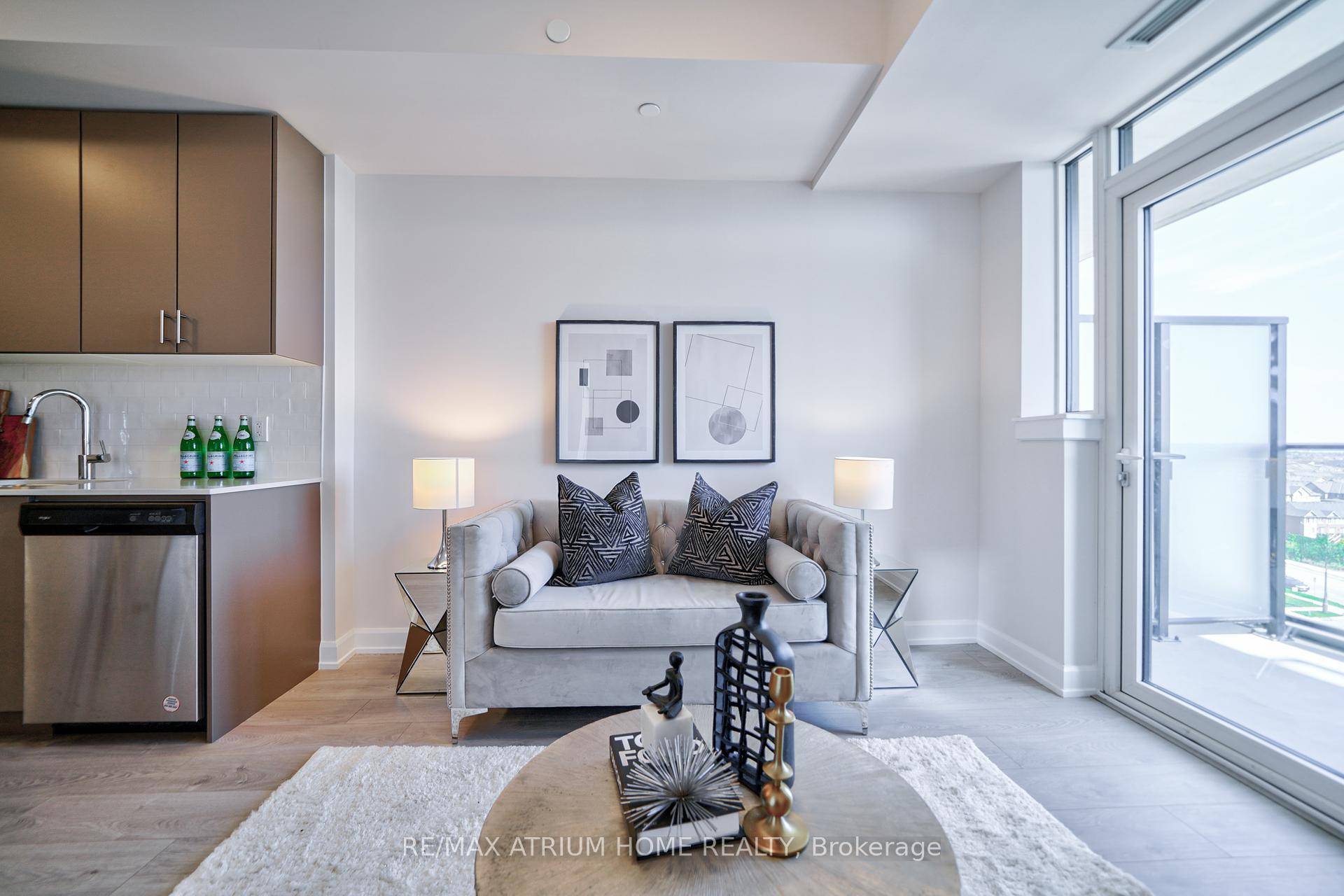 Stunning One Year Old Luxury Condominium in the Heart of Oakville, Large 1 Bedroom Den Unit.