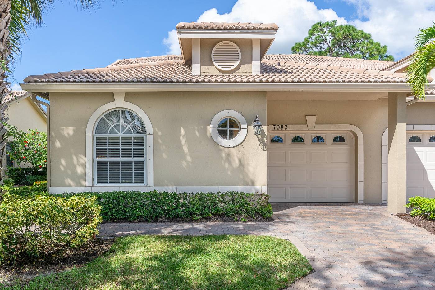 This popular Essex floor plan in the desirable Torrey Pines subdivision of PGA Village offers 3 BR, 2 BA, 1 car garage.