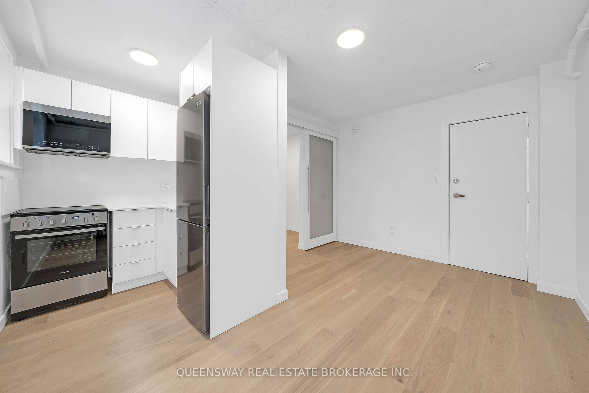 Modern, Renovated 1 Bedroom Unit in Prime Midtown Toronto !