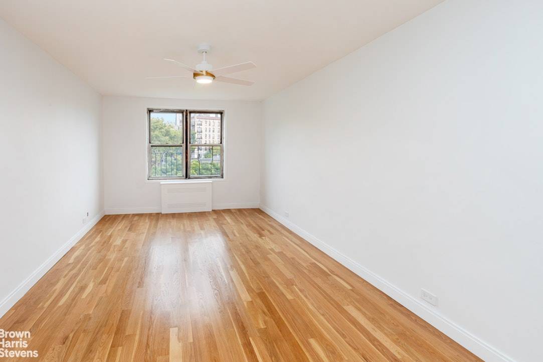 Sponsor Unit No Board Approval or Financing Restrictions Fully renovated 1 bed 1 bath in prime Hudson Heights location.