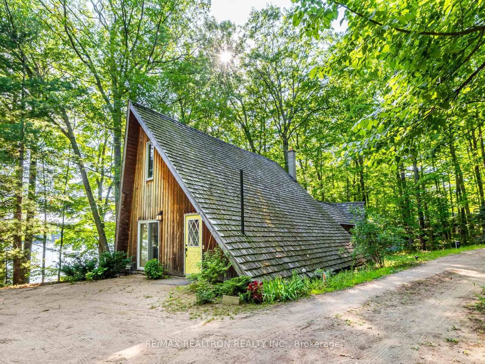Welcome To This Charming And Versatile Waterfront Property On A Premium 160ft Lot !