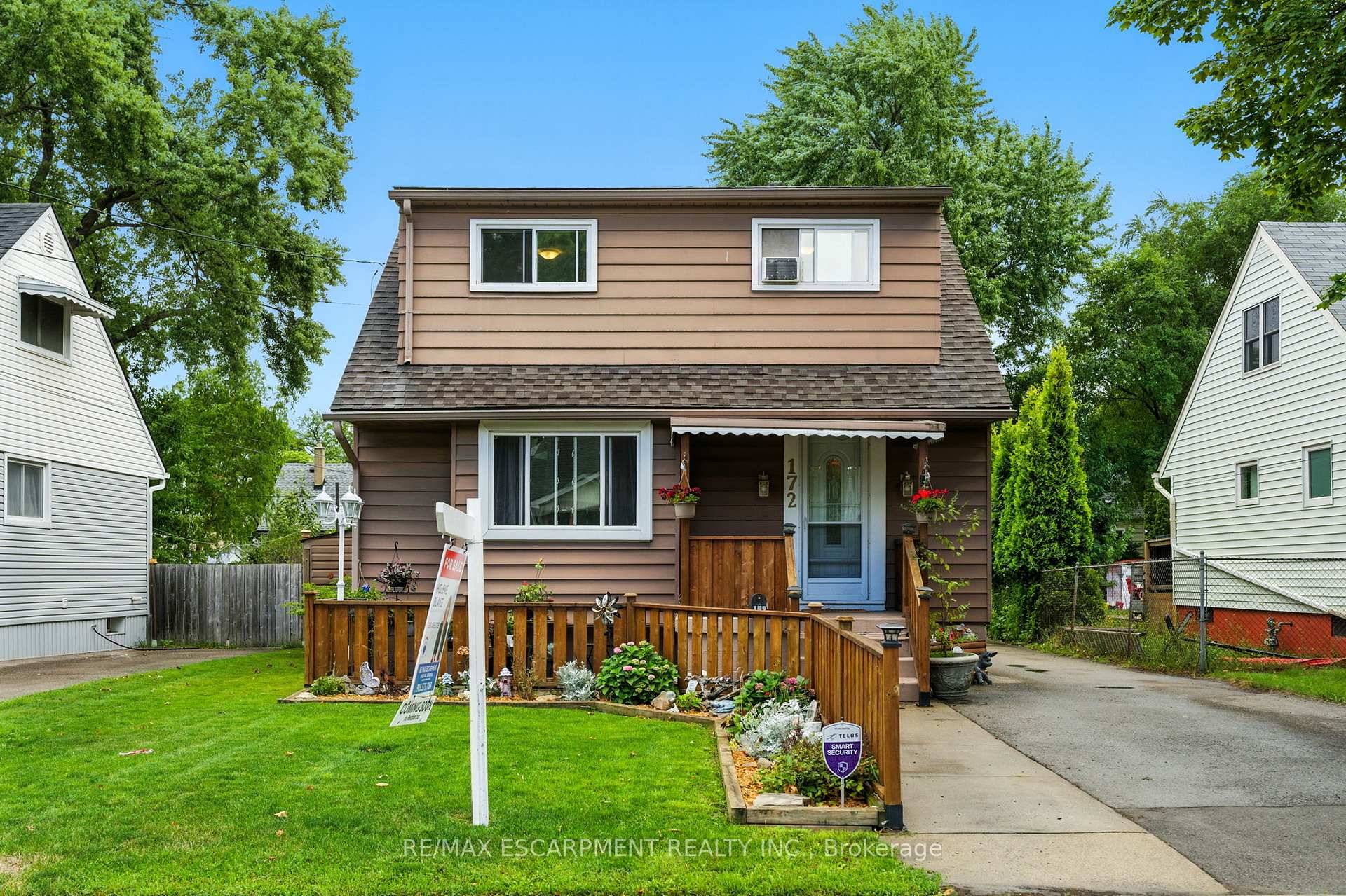 Charming 1 Storey Home in a Desirable Family Friendly Neighbourhood Welcome to this beautifully updated home, perfect for families and entertainers alike.
