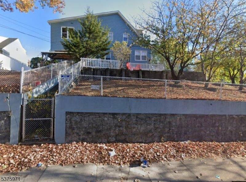 Welcome to this beautifully maintained 6 bedroom, 2.