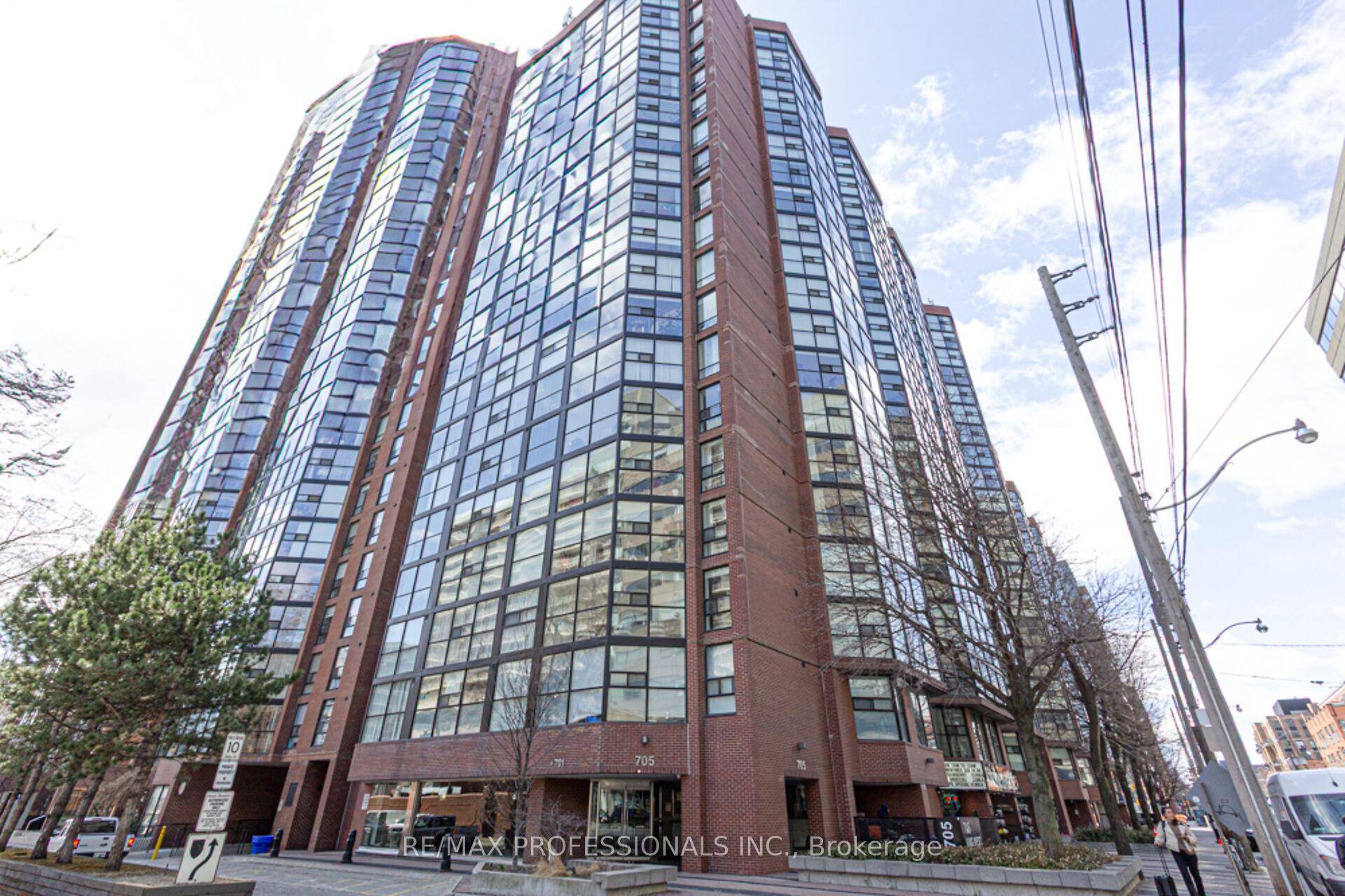 Welcome to this spacious 1 bedroom den condo in beautiful King West of downtown Toronto !