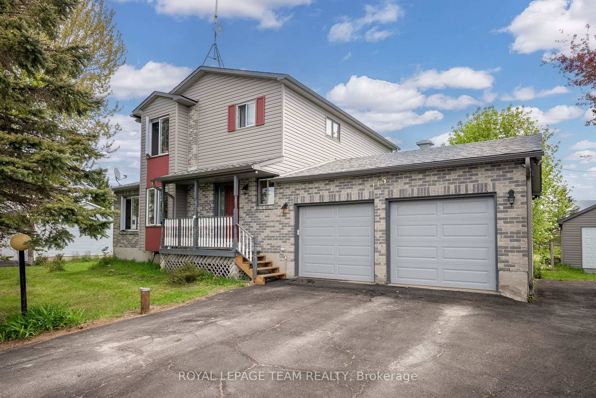 Tucked away in Dunrobin, just a short drive from Kanata, this 3 1 bedroom, 2.