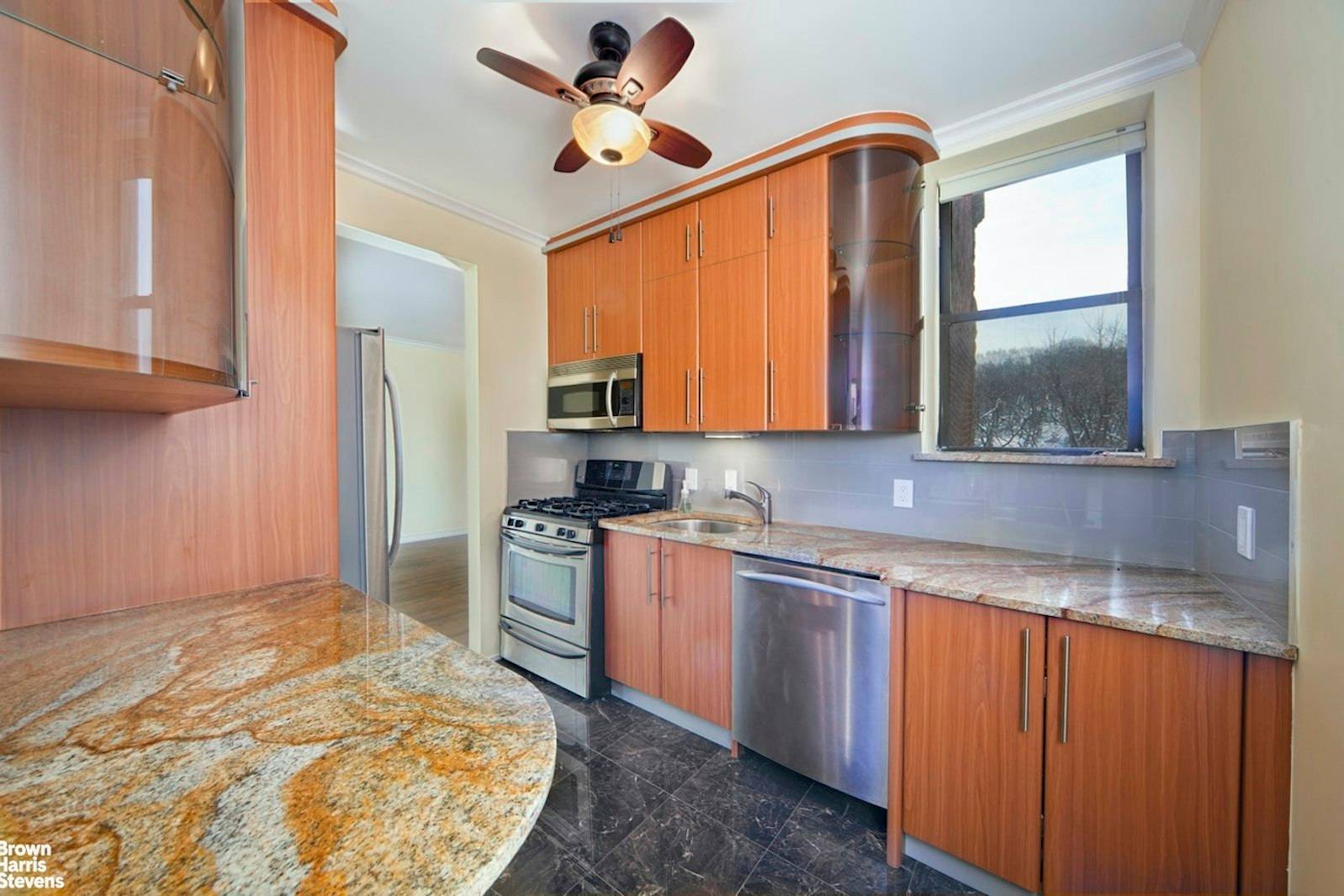 Direct Park View This prewar beauty has wonderful direct southern sunny Park views from the living room The apartment is in excellent condition the windowed kitchen has great storage and ...