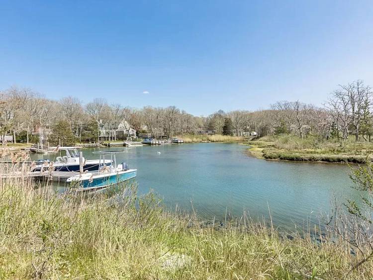 Charming 4Bed Cape Home with Private Beach Access in Southampton!